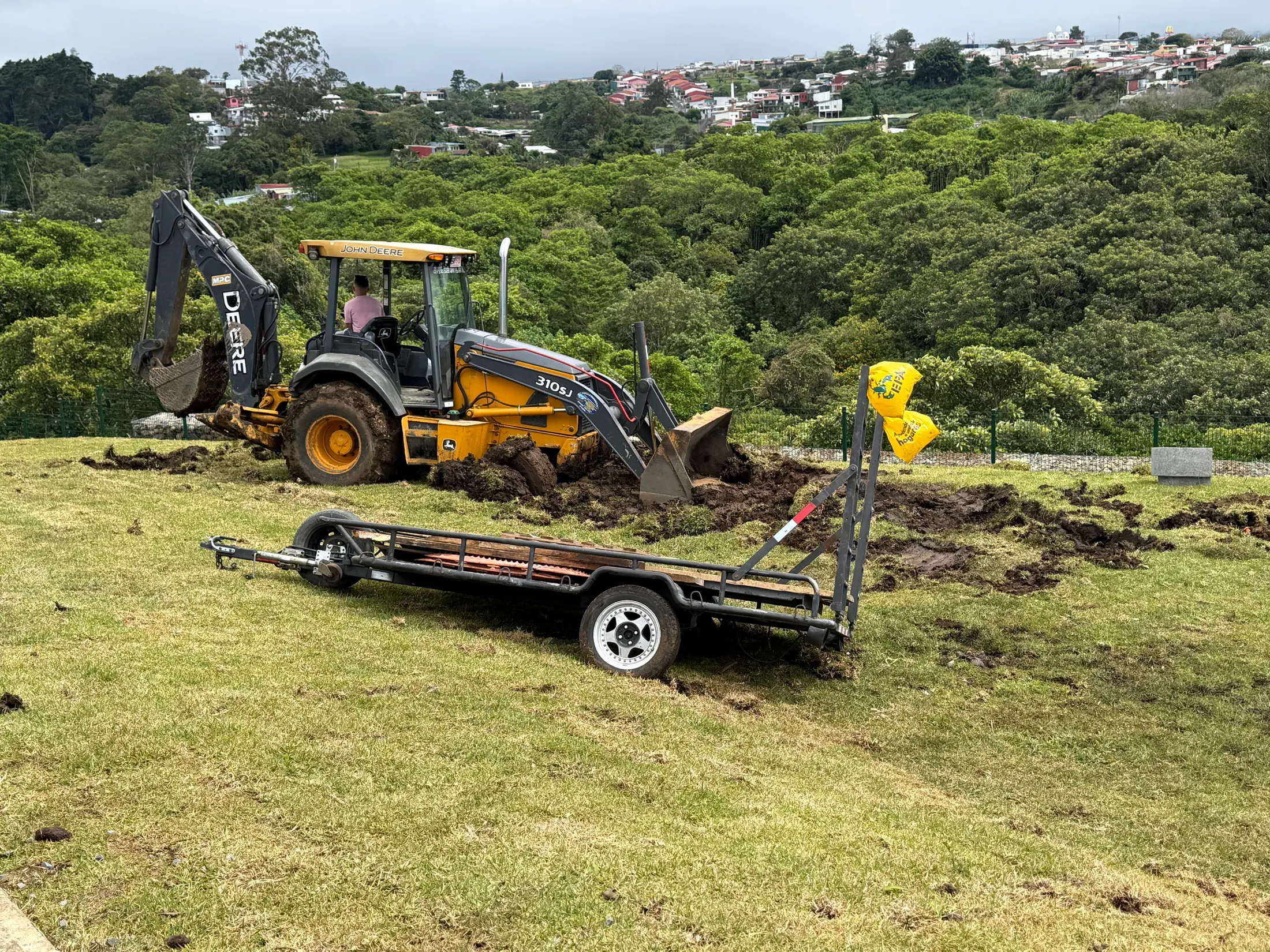 Movimiento de tierra y preparación del terreno para el fire pit Teruma