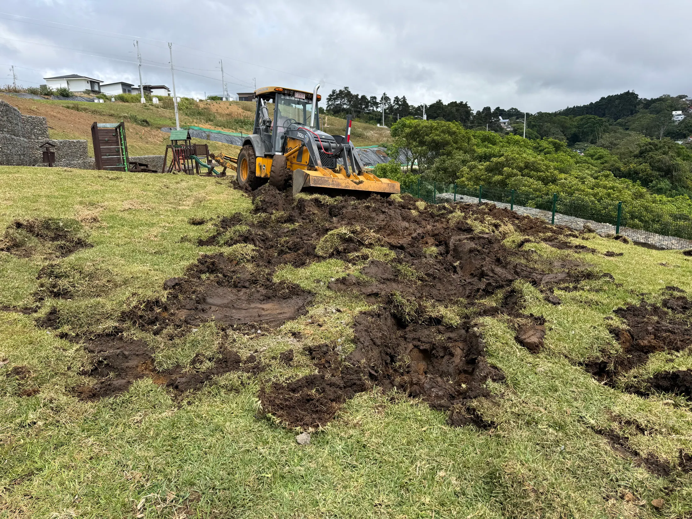 Movimiento de tierra y preparación del terreno para el fire pit Teruma