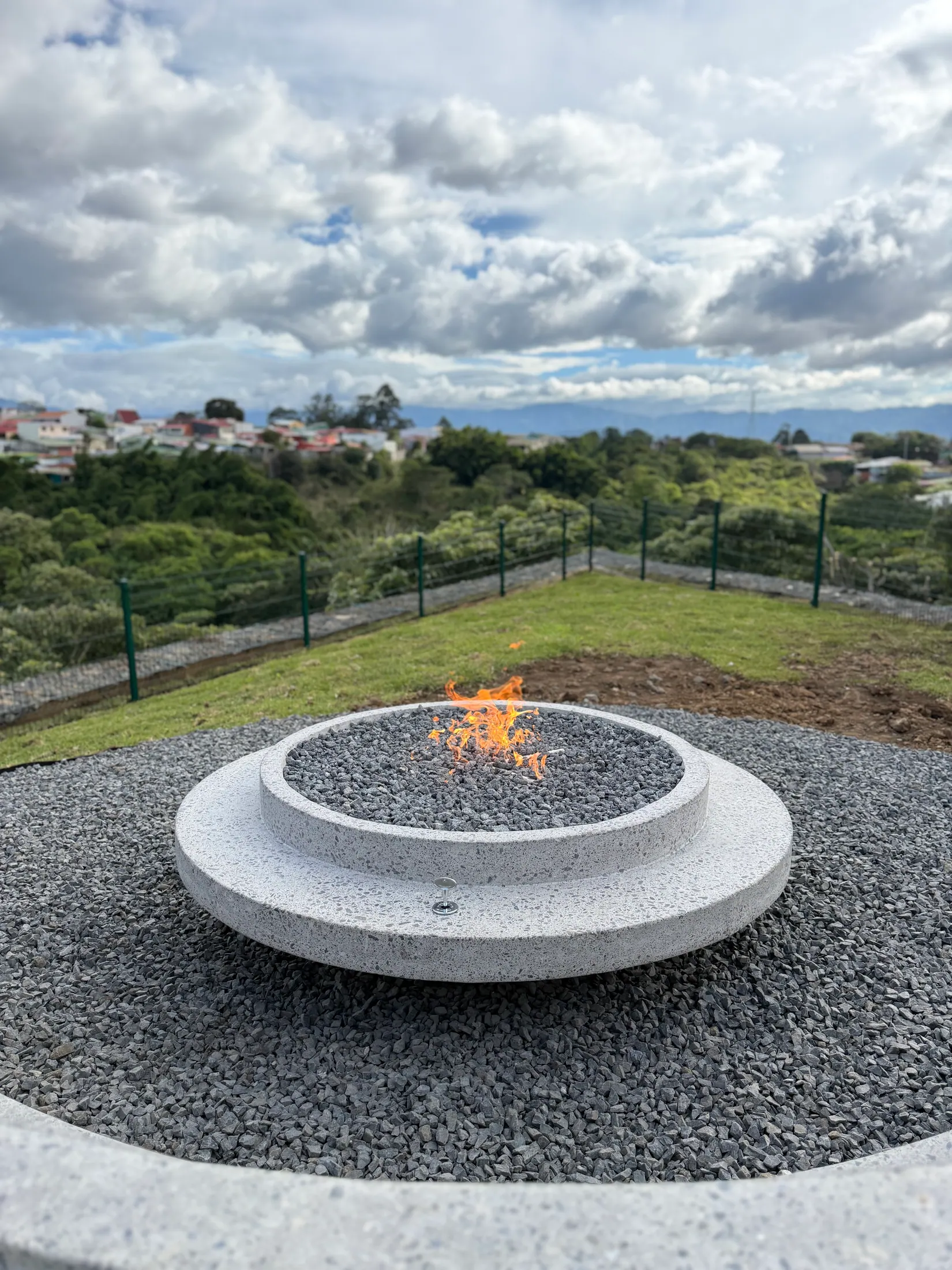 Fire pit Teruma encendido por primera vez al atardecer