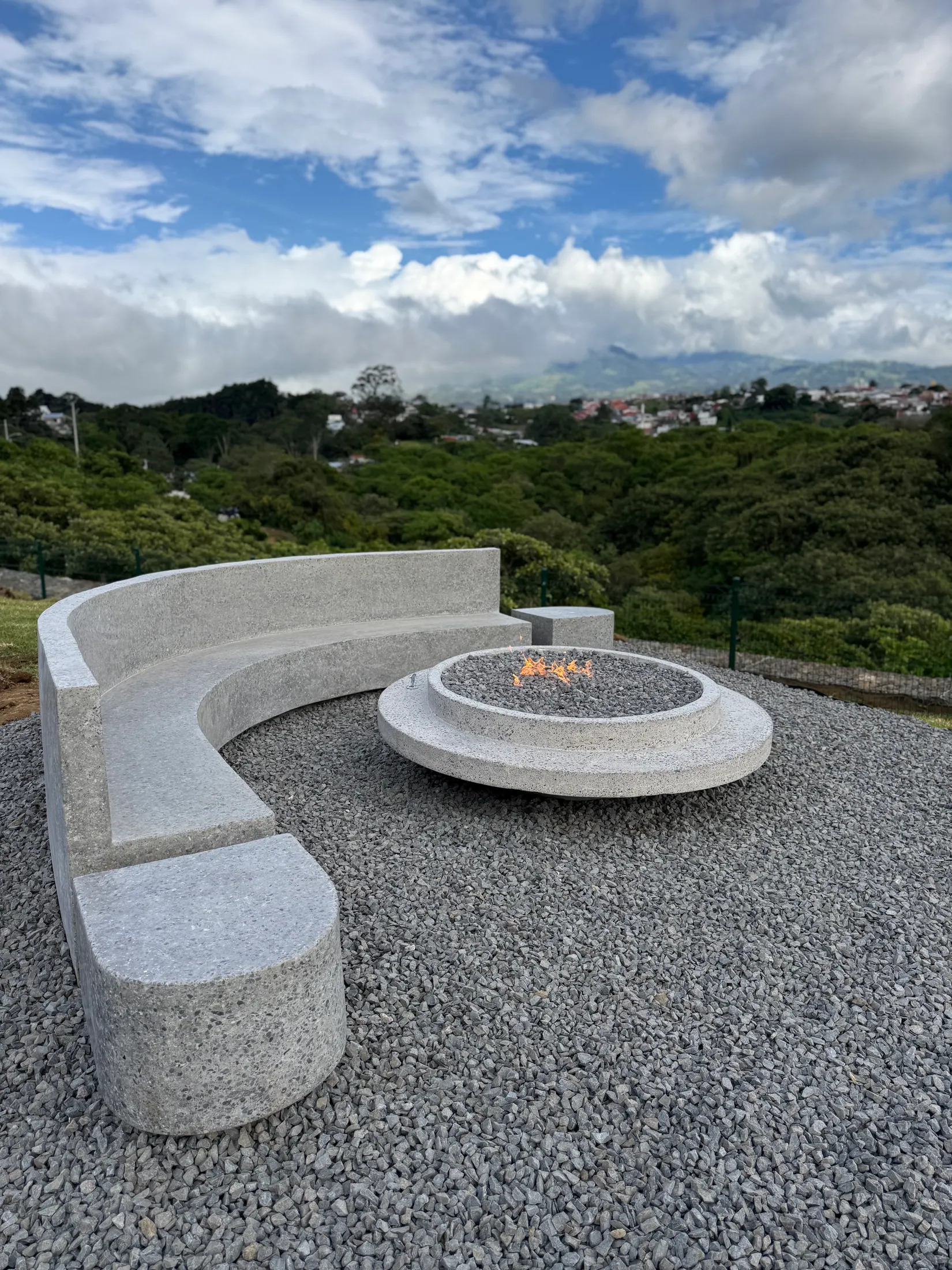 Fire pit Teruma encendido por primera vez al atardecer