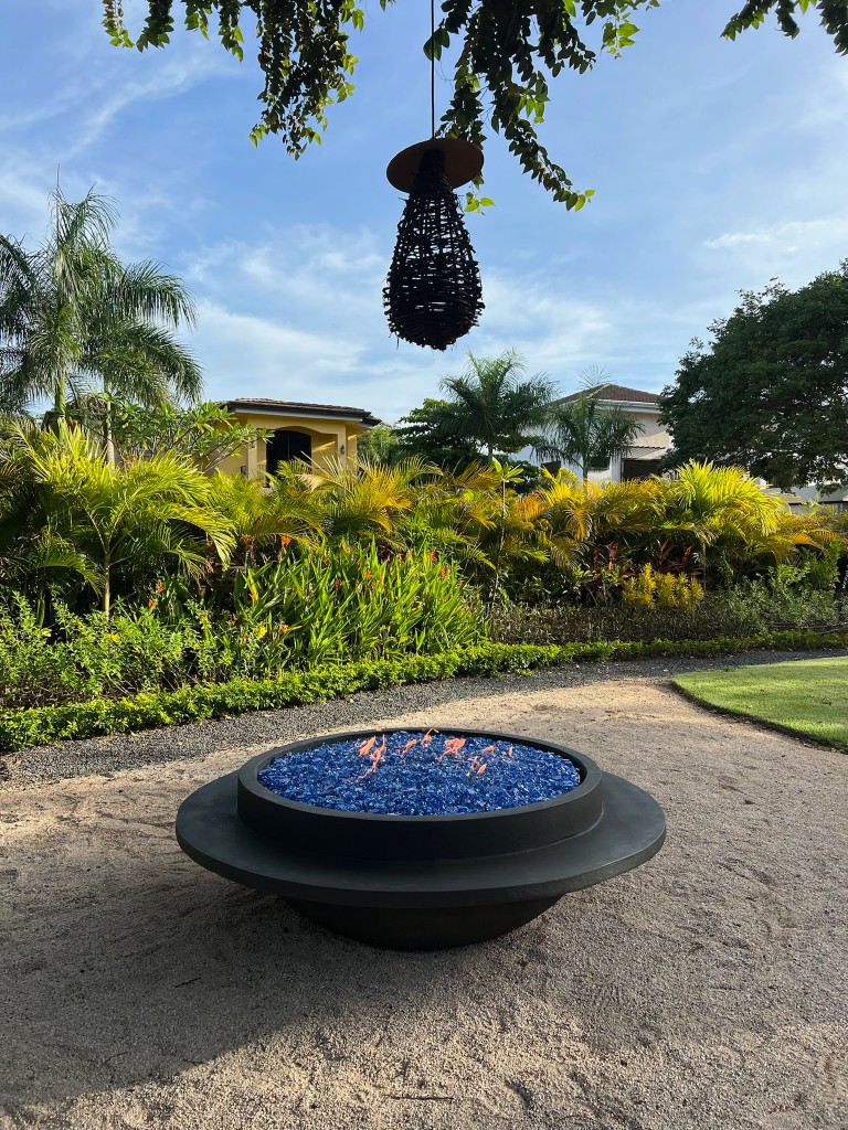 Fire bowl FIREPITSCR con piedra azul tipo fire glass.