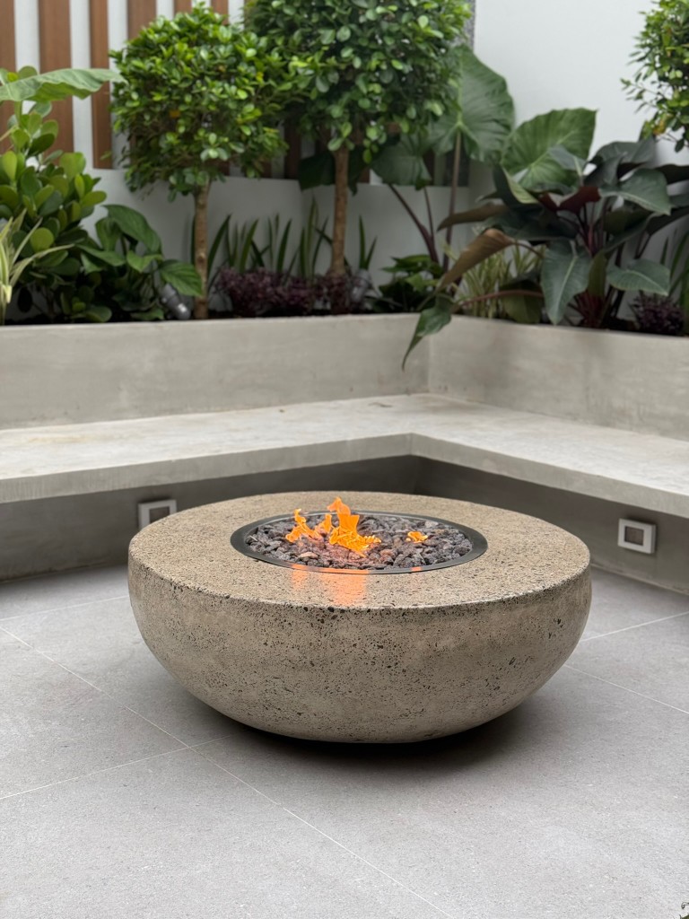 Fire bowl FIREPITSCR en hormigón, llama contenida.