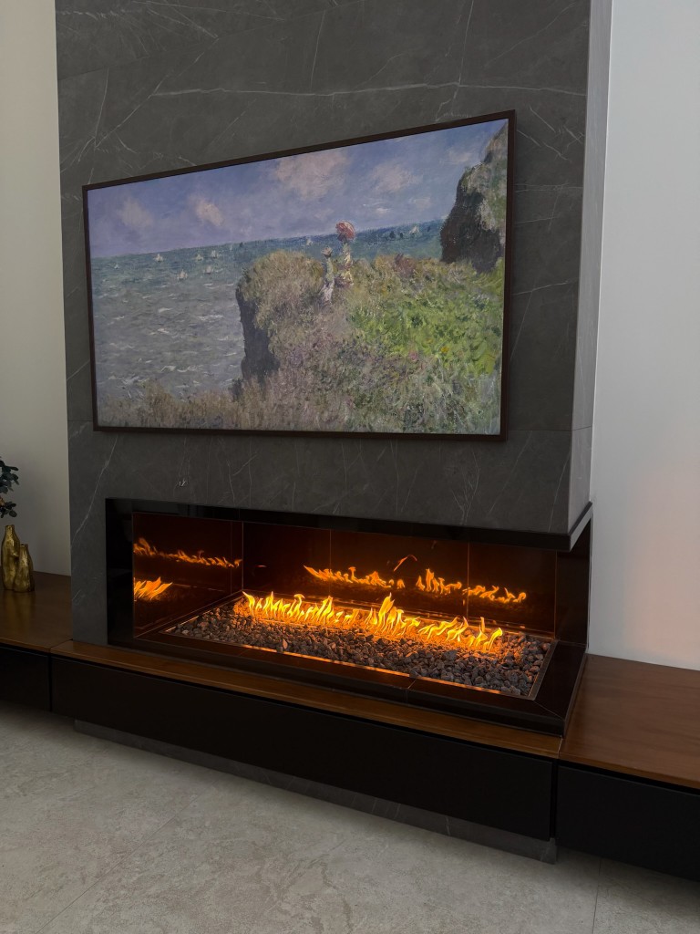 Fireplace FIREPITSCR en interior — línea arquitectónica con llama lineal.